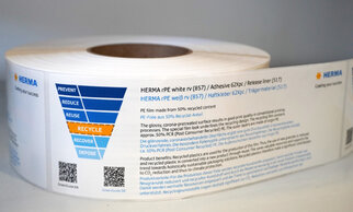 HERMA rPE weiß (857) Etikettenrolle mit Informationen zu Recycling und Verwendung von 50% recyceltem Material.
