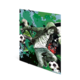 Zwei Kinder spielen Fußball, eines dribbelt den Ball, während das andere zuschaut. Bunte, grafische Elemente im Hintergrund.