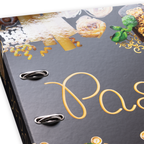 Schwarze Menükarte mit goldenen und weißen Schriftzügen, verziert mit Bildern von Pasta und Kräutern.