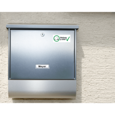 Silberner Briefkasten mit dem Namen "Meyer" und einem Aufkleber, der um Werbung bittet.