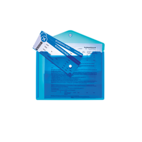 Ein blauer Ordner mit einem Boarding-Pass und einem Dokument, das Informationen zu einem Flug enthält.
