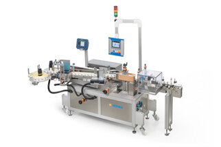 Automatische Verpackungsmaschine mit Förderband, Steuerungseinheit und verschiedenen Stationen für Etikettierung und Verpackung.