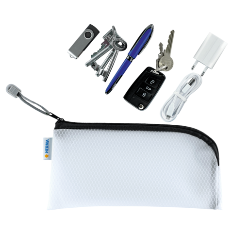 Ein weißes Etui mit Reißverschluss, gefüllt mit Schlüsseln, einem USB-Stick, einem Stift, einem Autoschlüssel und einem Ladegerät.