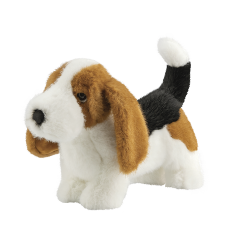 Plüschhund im Beagle-Stil mit braunen und schwarzen Flecken, aufrecht stehend mit einem wedelnden Schwanz.