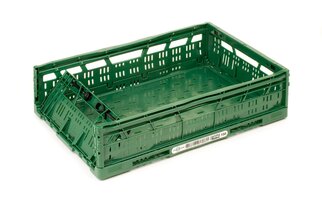 Grüne Kunststoffkiste mit offenen Seiten und Boden, geeignet für die Lagerung und den Transport von Lebensmitteln oder anderen Gegenständen.
