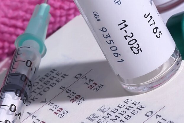 HERMA Dokumentationsetiketten im Einsatz auf Spritzen und Impfstoff Fläschchen, Querformat