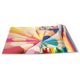 Ein aufgeschlagenes Buch zeigt eine Vielzahl von Buntstiften in verschiedenen Farben, die kreisförmig angeordnet sind.