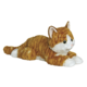 Ein plüschiger, liegender Kater mit orangefarbenem Fell und weißen Akzenten, der eine entspannte Pose einnimmt.