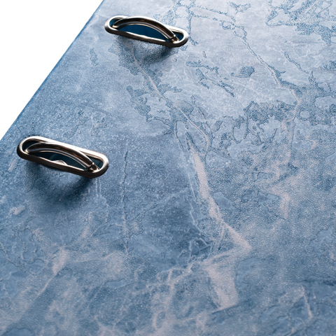 Blauer Ordner mit silbernen Ringmechanismen auf einer strukturierten Oberfläche.