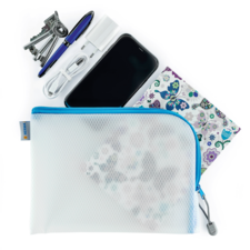 Ein transparenter Beutel mit blauer Reißverschluss, gefüllt mit einem Smartphone, Ladegerät, Kopfhörern, einem Stift und einem bunten Stoffbeutel.