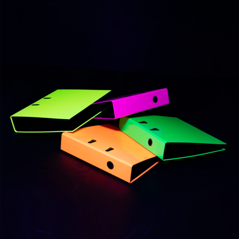 Bunte Ordner in Neonfarben (grün, pink, orange) liegen übereinander auf einem dunklen Hintergrund.