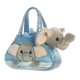 Eine blaue Handtasche mit einem Elefantenmotiv und einem kleinen Plüschelefanten, der aus der Tasche schaut.