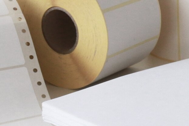 Blankoetiketten: Collage aus HERMA Blattetiketten, Rollenetiketten und Falzetiketten, Querformat
