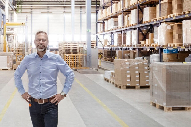 HERMA Mitarbeiter im Logistikbereich, Querformat