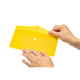 Eine Person hält eine gelbe, transparente Mappe mit zwei Löchern in der oberen Kante.