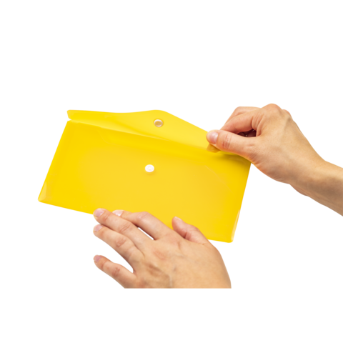 Eine Person hält eine gelbe, transparente Mappe mit zwei Löchern in der oberen Kante.