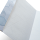 Leeres Notizbuch mit einem strukturierten, hellblauen Einband und einer transparenten Innenseite.