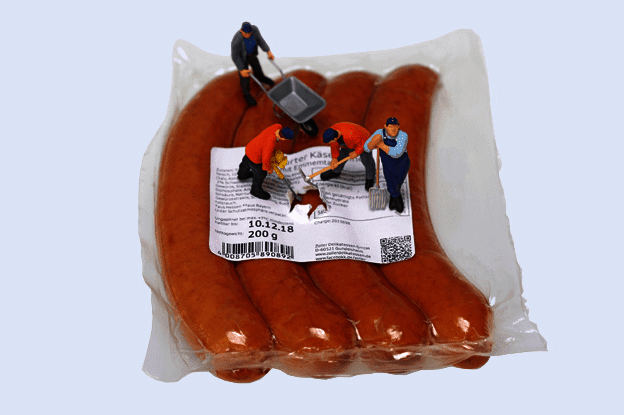 Verpackung mit mehreren Würstchen in orangefarbener Hülle, etikettiert mit Produktinformationen.