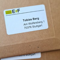 Naturbrauner Briefumschlag mit bedrucktem Etikett aus Recyclingmaterial