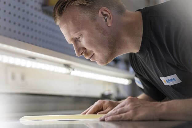 Mitarbeiter bei der Etikettenprüfung