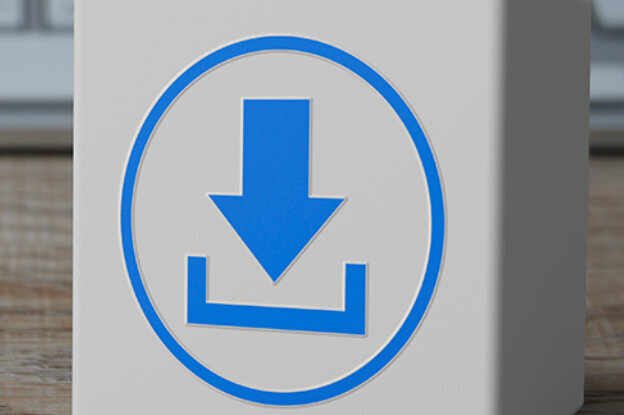 Blauer Download-Pfeil auf einem weißen Hintergrund, mit einer Tastatur im unscharfen Hintergrund.