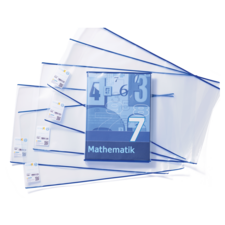 Ein Mathematikbuch mit der Nummer 7 und mehreren durchsichtigen Hüllen, die mit blauen Streifen versehen sind.