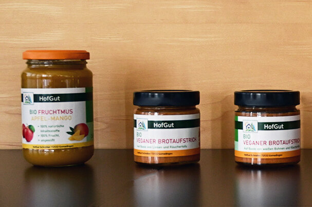 Rollenetiketten im Digitaldruck online bestellen: 9 verschiedene Produkte im Glas, mit Glasetiketten, Holzhintergrund