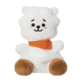 Plüschbär mit weißem Fell, braunen Pfoten und einem orangefarbenen Halstuch. Freundliches Gesicht mit lächelnden Augen und Wangen.