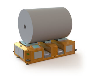 Ein orangefarbener Transportwagen mit einer großen Papierrolle oben drauf, ausgestattet mit mehreren Bedienelementen und Rädern.