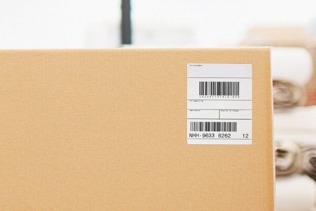 HERMA Versandetiketten und Transportetiketten auf Kartons im Logistikbereich, Querformat