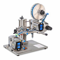 Eine Etikettiermaschine mit einem Rollenetikett, einem Bedienfeld und einem Förderband zur automatischen Etikettierung von Produkten.