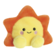 Ein gelbes, lächelndes Plüschsternchen mit orangefarbenen Spitzen und runden, weißen Pfoten.