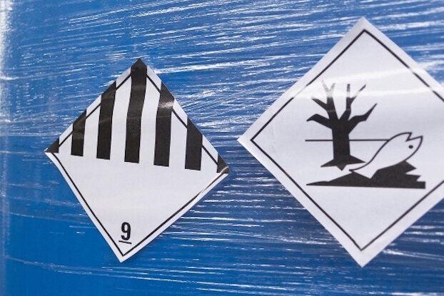 Gefahrgutetiketten auf Paletten-Stretchfolie, Bildmotiv für Gefahrzettel, Querformat
