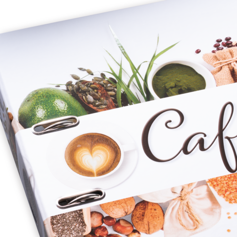 Ein Menü mit dem Titel "Café", umgeben von verschiedenen Lebensmitteln wie Avocados, Nüssen und Kaffeetassen.