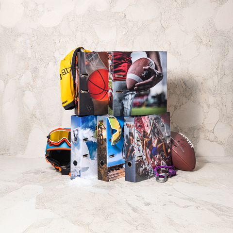 Sportliche Ordner mit Bildern von Basketball, Football und anderen Aktivitäten, dazu ein gelber Rucksack und Sportausrüstung.