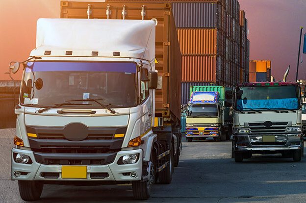 LKWs mit Containern