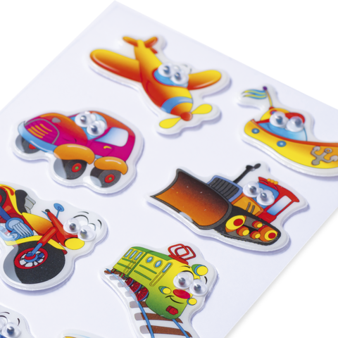 Bunte Aufkleber mit verschiedenen Fahrzeugen, darunter ein Auto, ein Flugzeug, ein Boot, ein Zug und ein Motorrad, alle mit großen Augen.