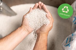 Hände mit PE-Recyclat, für HERMA PE-Folienetiketten (sortenreines Recycling)