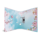 Ein Ordner mit einem blauen Hintergrund und blühenden Kirschblüten, der eine Ringmechanik in der Mitte zeigt.