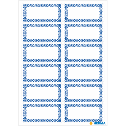 Ein Blatt mit zwölf leeren Etiketten, umrahmt von einem blauen, dekorativen Muster. Ideal für Beschriftungen oder personalisierte Notizen.