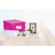 Bunte Aufbewahrungsbox, Keksdose mit Keksen, Kaffeetasse und Briefumschlag auf einem Holztisch.