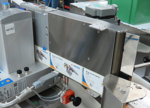 Eine Etikettiermaschine mit mehreren Etikettenrollen und Steuerungselementen, die für industrielle Anwendungen konzipiert ist.