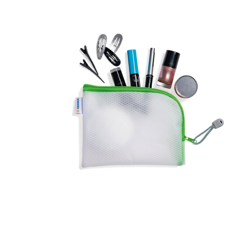 Ein durchsichtiger Kosmetikbeutel mit grünem Reißverschluss, gefüllt mit verschiedenen Make-up-Produkten und Haarschmuck.