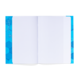 Ein offenes kariertes Notizbuch mit blauen Hexagon-Muster auf dem Umschlag. Die Seiten sind leer und bereit zum Beschreiben.