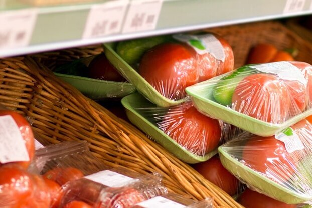 Obstregal im Lebensmittelhandel, Produktkennzeichnung auf Obst- und Gemüseverpackungen mit HERMA Etiketten, Querformat