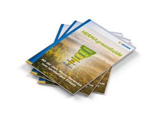 HERMA greenGuide Broschüren stapeln sich, mit einem grünen Trichter-Design und Text über nachhaltige Praktiken und Effizienz.