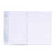Ein offenes kariertes Notizbuch mit leeren Seiten und einem grafischen Design auf der linken Seite.