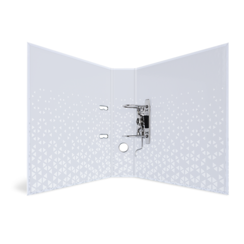 Weiße Tür mit einem modernen Design, die teilweise geöffnet ist. Sichtbar sind Scharniere und ein Türgriff.