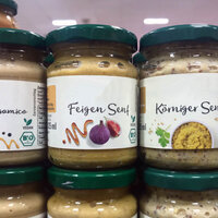 Rollenetiketten im Digitaldruck online bestellen: Glas-Etiketten auf Senf, im Regal, Detail