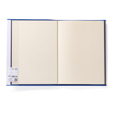 Ein geöffnetes leeres Notizbuch mit blauen Einband und zwei weißen Seiten. Ein Etikett ist auf der linken Seite sichtbar.